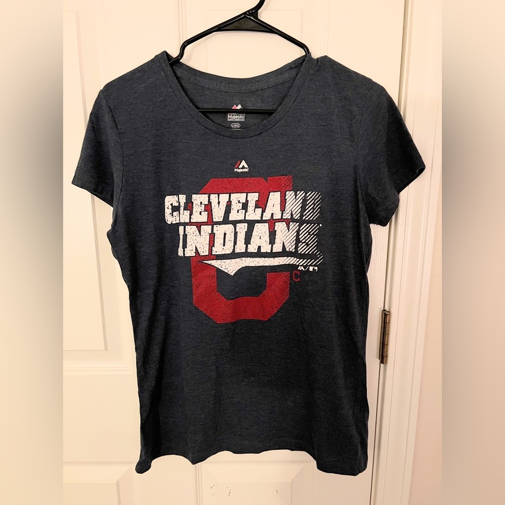 5/$25 Women’s Majestic Cleveland Indians Tshirt Size Large